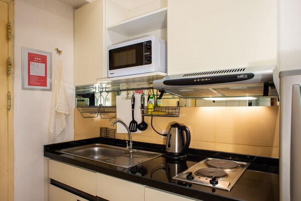 Réfrigérateur, micro-ondes, plaque de cuisson, bouilloire électrique