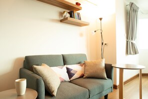 TV, books, video library - Cozy & Bright Studio on Nimman rd. Panoramic view! (Tambon Su Thep)