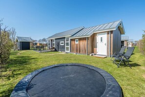 Terrace/patio - Modern chalet situated on the edge of the park. This chalet has much to offer for both adults and ch (Burgh-Haamstede)