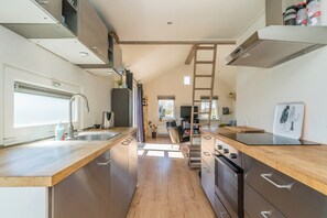 Fridge, oven, stovetop, dishwasher - Modern chalet situated on the edge of the park. This chalet has much to offer for both adults and ch (Burgh-Haamstede)