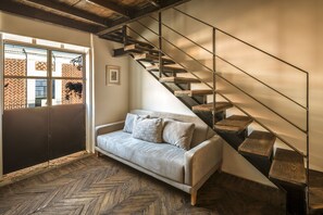 Kamar Double Standar, 1 Tempat Tidur Double dengan tempat tidur Sofa, pemandangan kota | Tirai kedap cahaya, setrika/meja setrika, Wi-Fi gratis, dan seprai linen