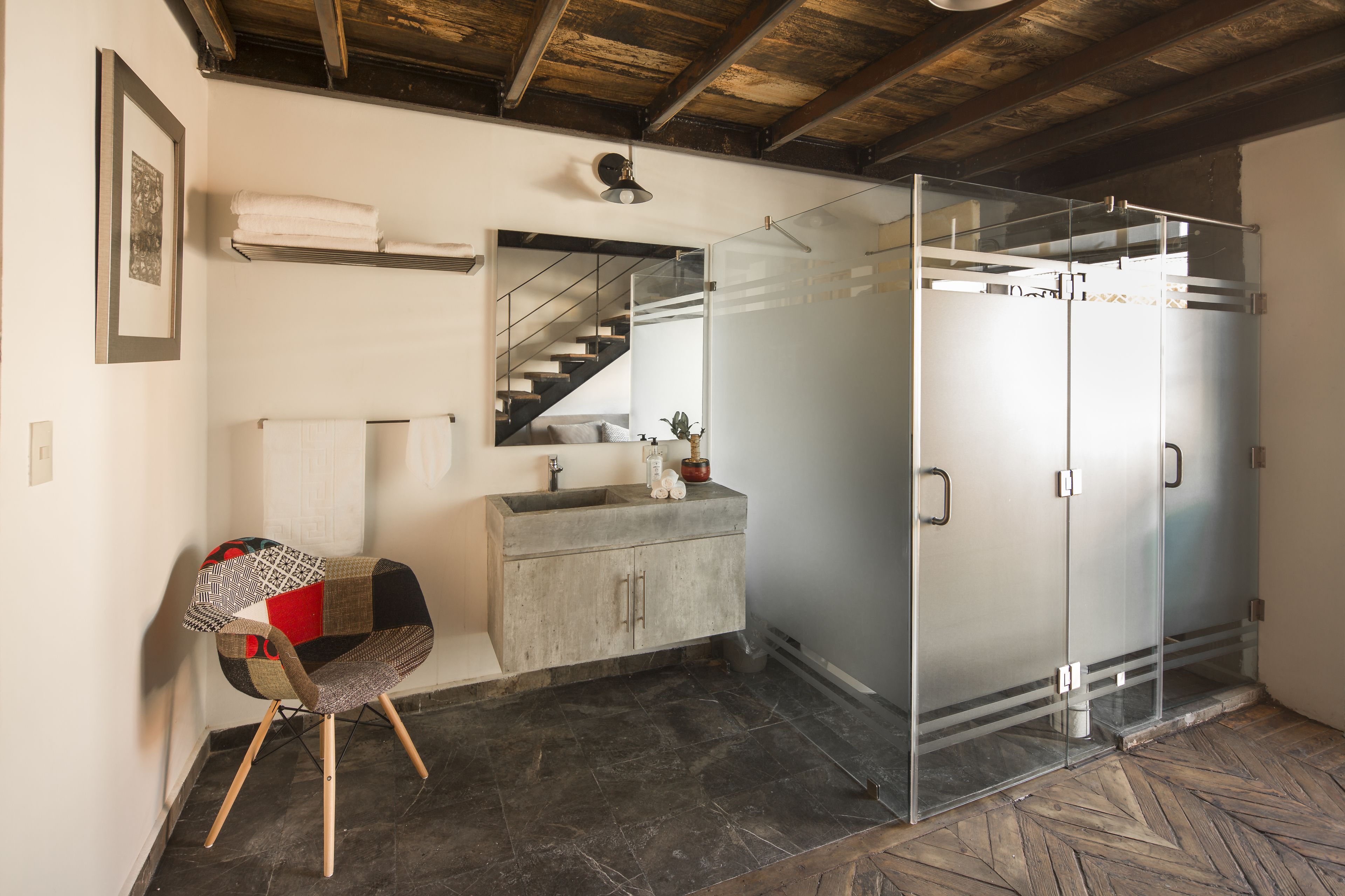 Habitación doble estándar, 1 cama matrimonial y sofá cama, vista a la ciudad | Baño | Secadora de cabello, toallas, jabón, shampoo 