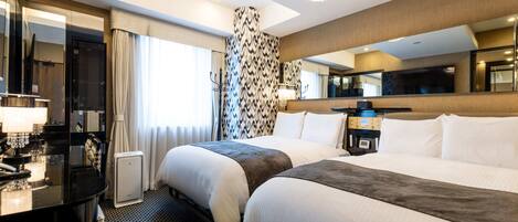 Une chambre d’hôtel avec deux lits, un bureau avec un téléphone, un miroir, un lustre et un mur décoré de motifs.
