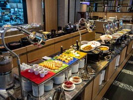 朝食 (ビュッフェ)、毎日提供 (有料)