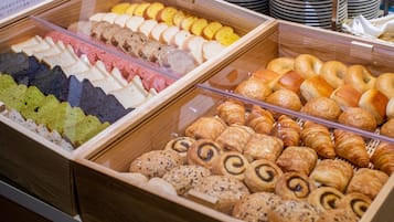 Eine Bäckertheke mit verschiedenen Brotsorten und Backwaren.