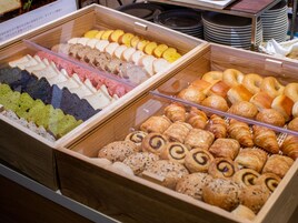 Eine Bäckertheke mit verschiedenen Brotsorten und Backwaren.