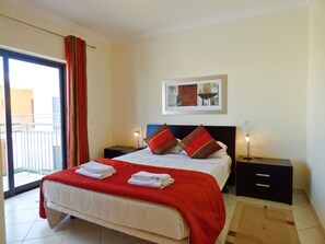 2 chambres, coffres-forts dans les chambres, fer et planche à repasser