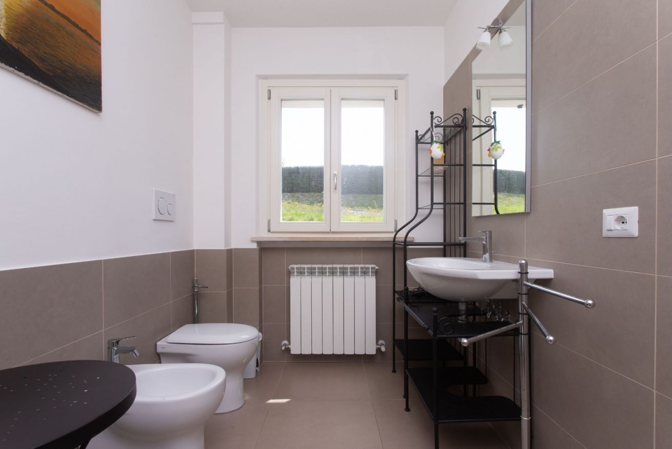 Een douche, een bidet, handdoeken