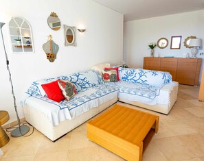 Una televisión, libros