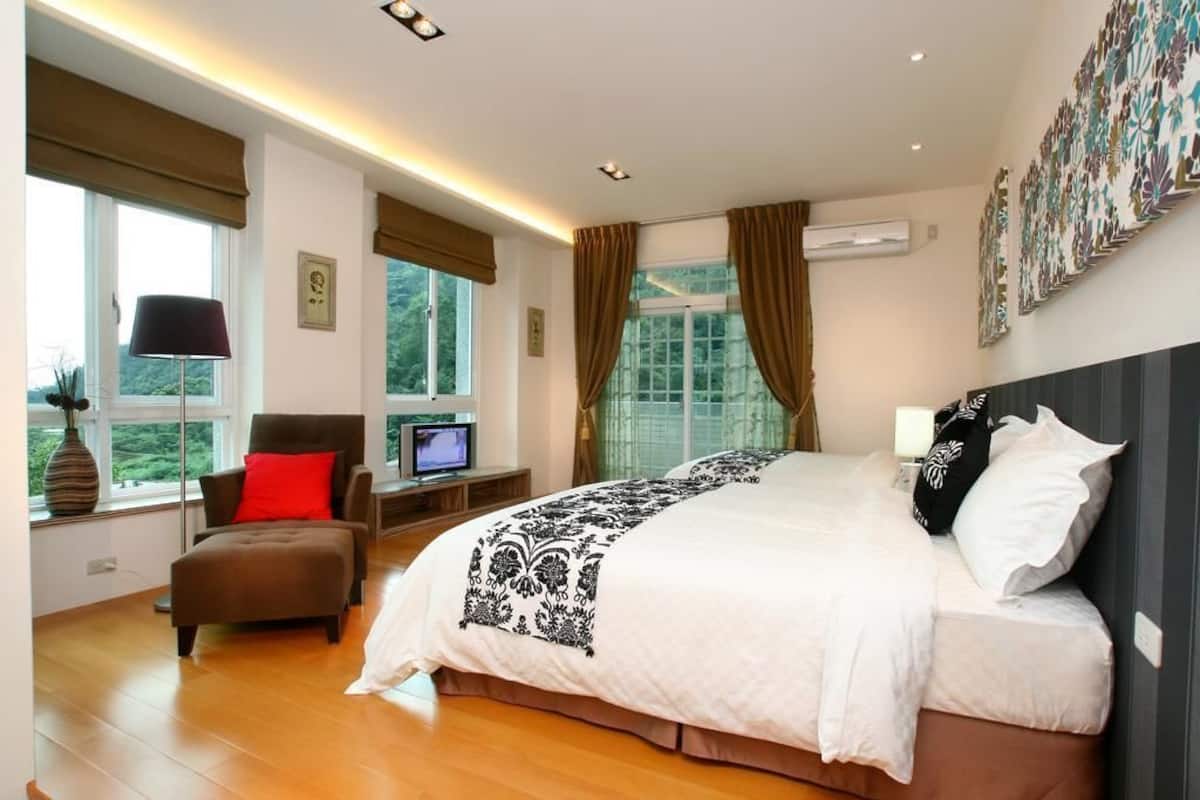 Elite Quadruple Room | Desk, blackout drapes, free WiFi, bed sheets