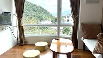 Elite-Vierbettzimmer | Schreibtisch, Verdunkelungsvorhänge, kostenloses WLAN, Bettwäsche
