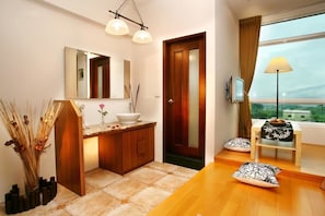 Habitación cuádruple Elite | Baño | Regadera, amenidades de baño gratuitas, secadora de cabello, pantuflas 