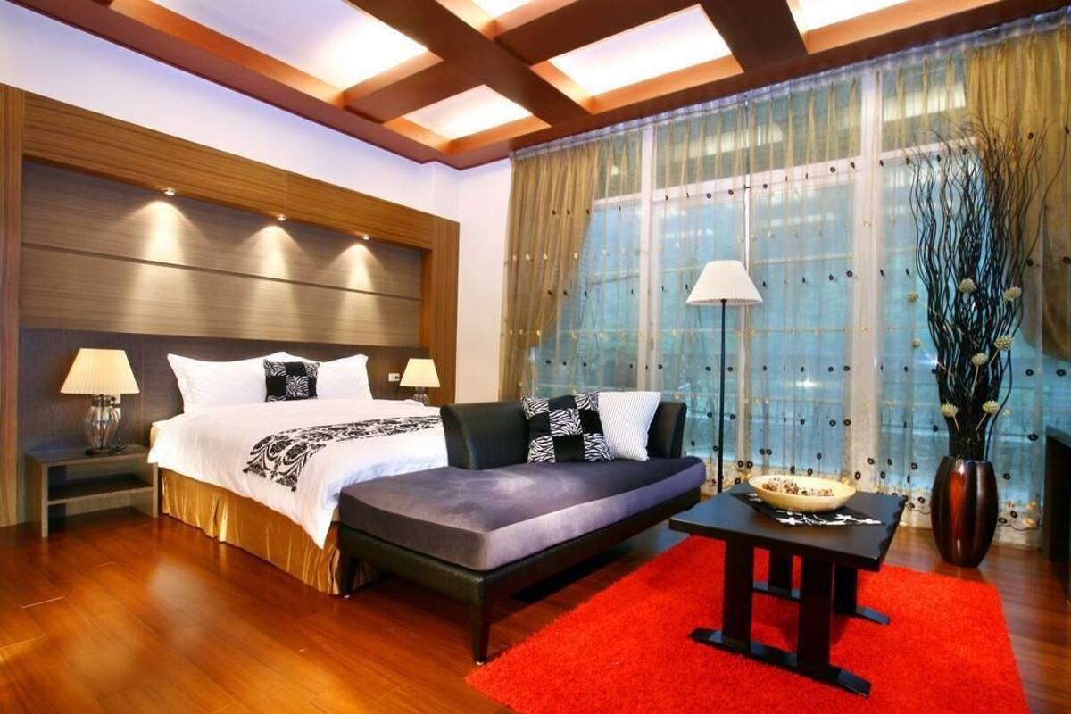 Desk, blackout curtains, free WiFi, bed sheets