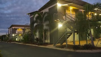 Fachada de la propiedad por la tarde o noche