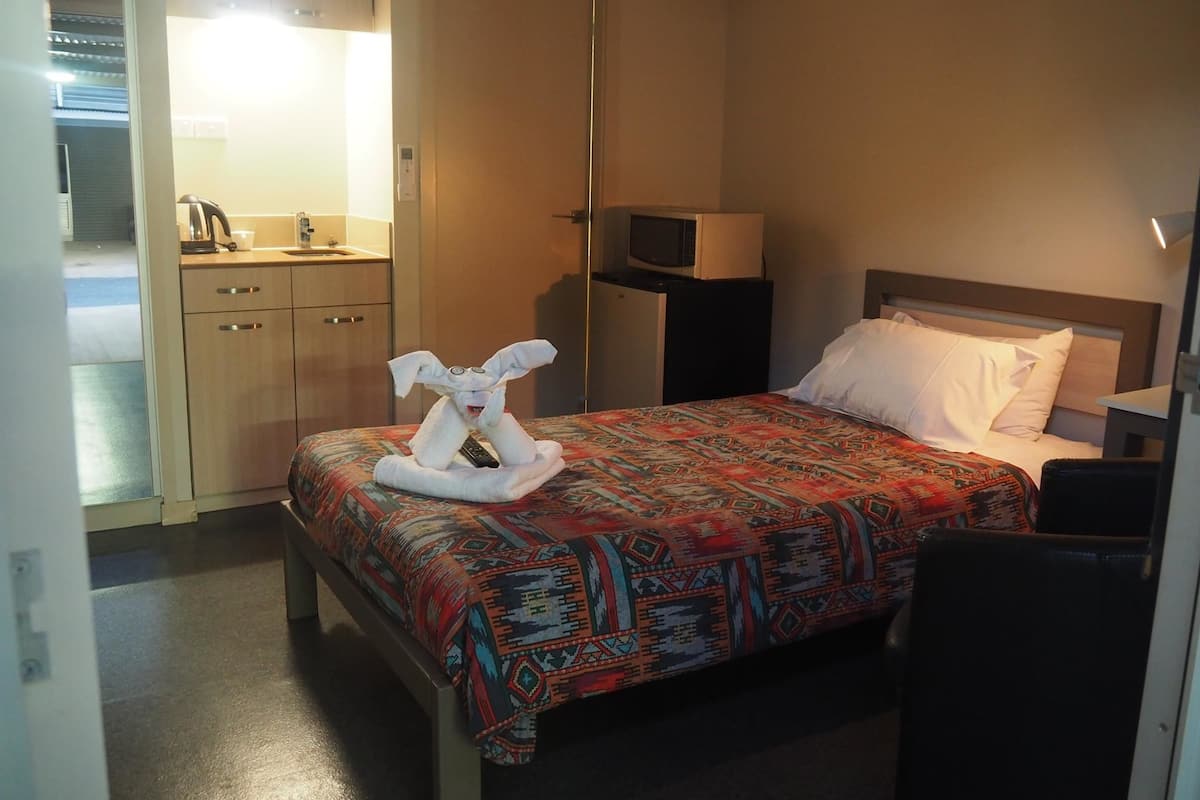 King Single Room | Desk, laptop workspace, blackout drapes, free WiFi