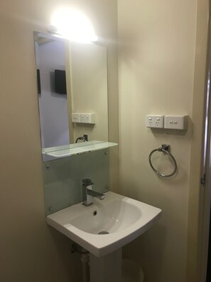 Einzelzimmer | Waschbecken im Bad