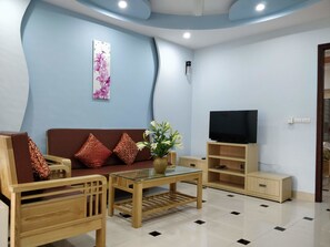 Appartement, 2 chambres | Coin séjour | Télévision LCD de 40 pouces avec chaînes par câble, télévision