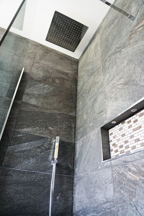 Bathtub, hair dryer, towels, toilet paper - Beautiful 2 bed Bungalow With A Lovely Garden and a new hot tub. Dog friendly  (Newquay)
