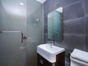 Superior-suite | Badeværelse | Bruser, gratis toiletartikler, bidet, håndklæder