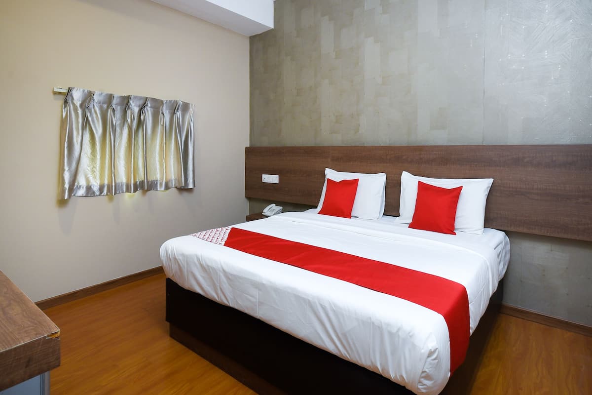 deluxe double room, 1 king bed | desk, free wifi, bed sheets