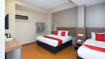 Superior Suite | Desk, WiFi (free), bed sheets
