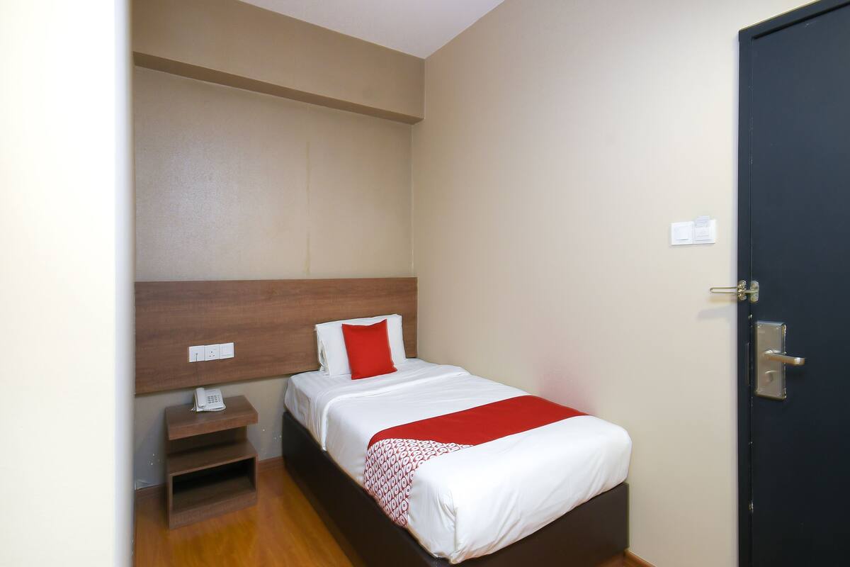 standard single room | desk, free wifi, bed sheets