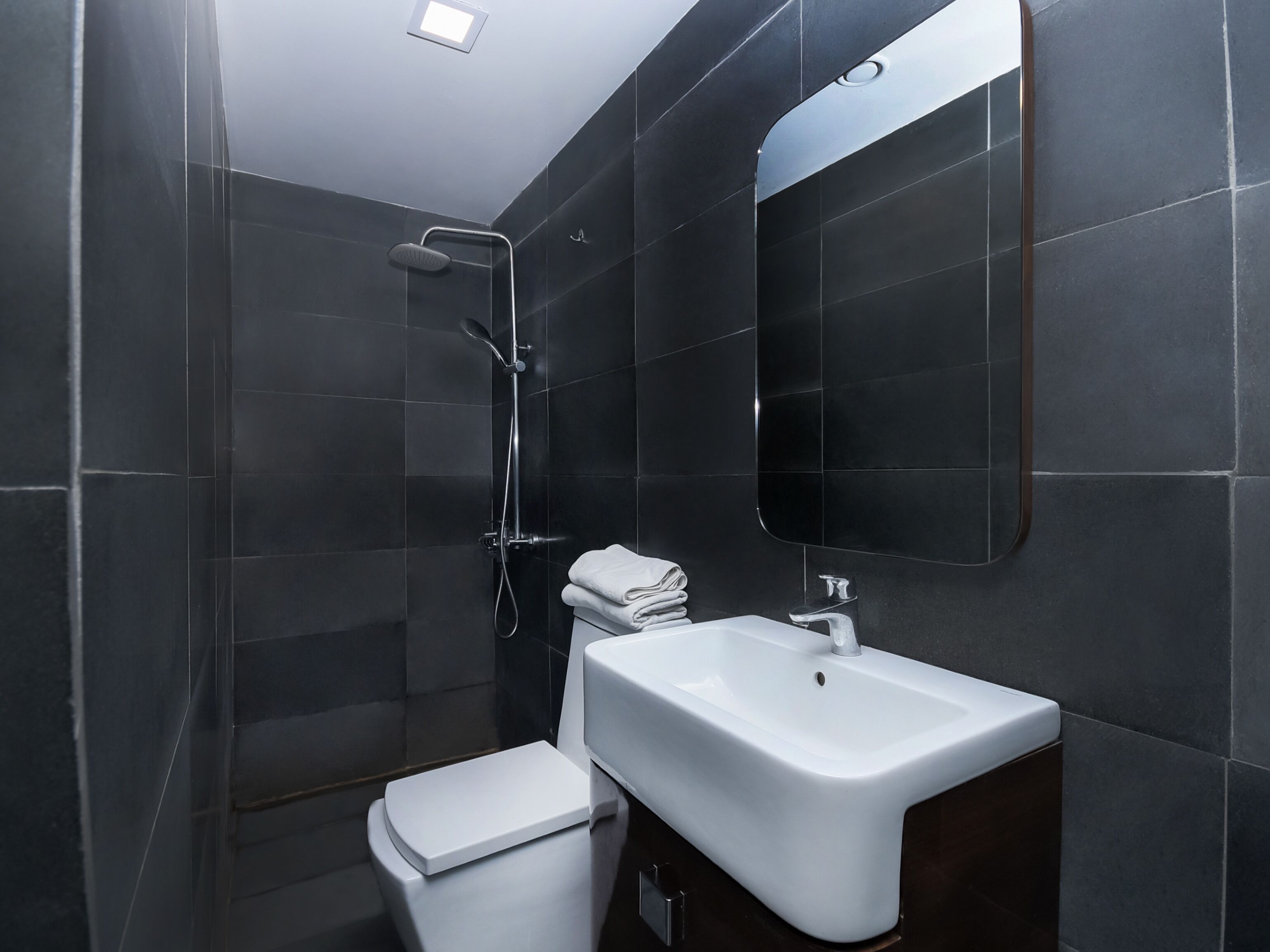 standard twin room | bathroom | shower, free toiletries, bidet, towels