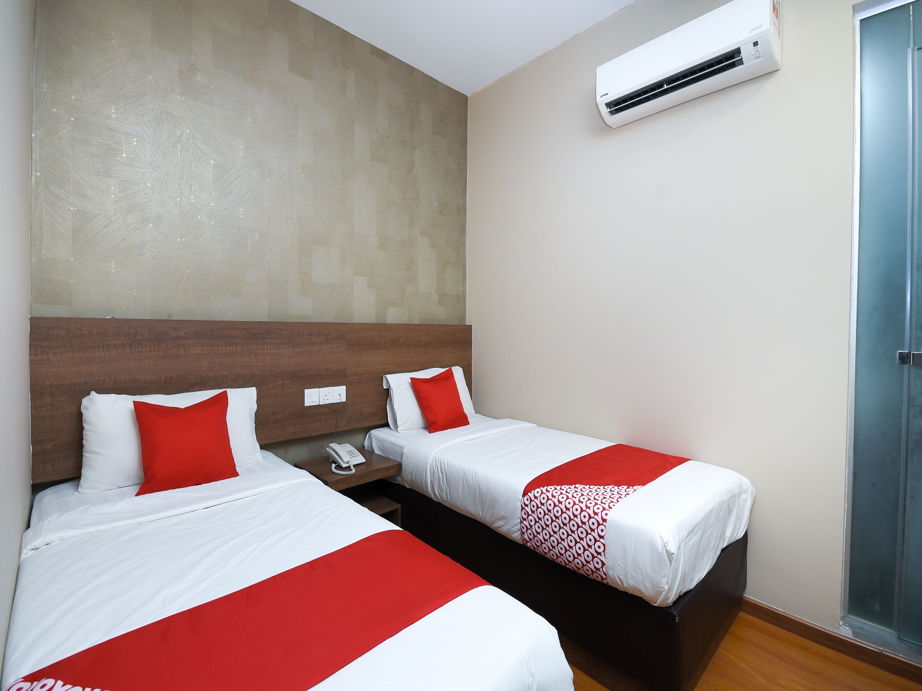standard twin room | desk, free wifi, bed sheets