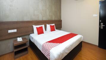 Deluxe Double Room, 1 King Bed | Desk, WiFi (free), bed sheets