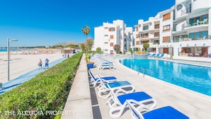 A resort with a pool, sun loungers, and a beach area. - Apartment Thierry 10 m from the beach, 2 Swimmingpools, for 4 People (Alcúdia)