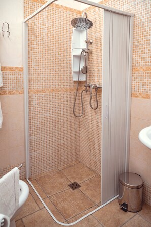 Dusche, Haartrockner, Bidet, Handtücher