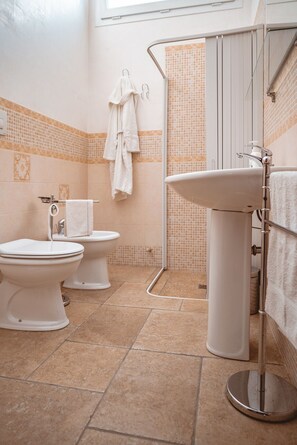 Regadera, secadora de cabello, bidet, toallas 