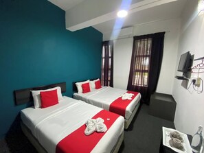 Espacio para trabajar con laptop, wifi gratis y ropa de cama