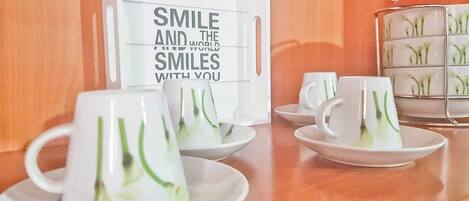 Een koelkast, een microgolfoven, een kookplaat