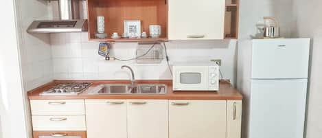 Geladeira, micro-ondas, cooktop, cafeteira/chaleira