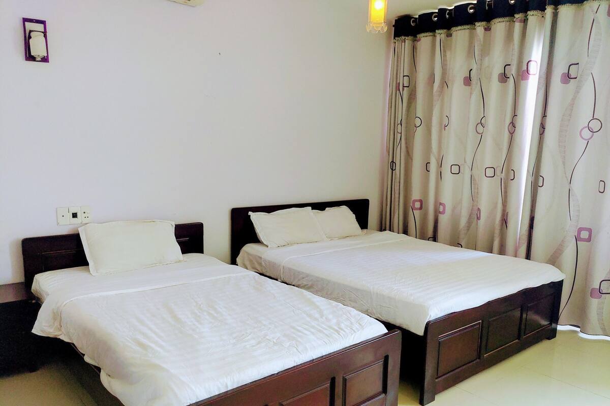 Triple Room | Desk, WiFi (free), bed sheets
