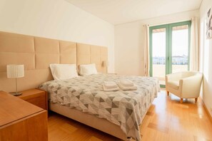 2 quartos, ferros/tábuas de passar roupa, Wi-Fi de cortesia