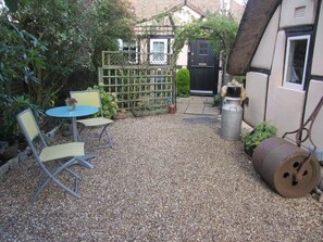 Outdoor dining - The Stable at Rambler Cottage (Eastleigh)