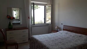 3 bedrooms, iron/ironing board, bed sheets - The Yellow House Belvedere - Casa Vacanze Cortona (Cortona)