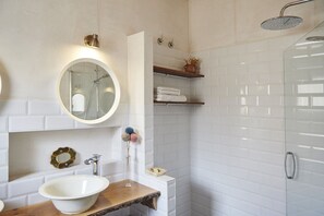 Combined shower/bathtub, hair dryer, towels, soap - Garden, fireplace, barbecue, heating, attic. In the skirt of the Urbion (Covaleda (Soria))