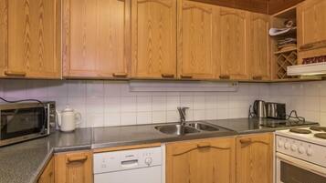 Fridge, microwave, dishwasher, cookware/dishes/utensils