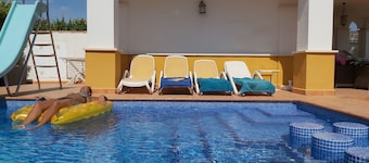 Villa con piscina y aire acondicionado