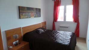 3 bedrooms, iron/ironing board, free WiFi, bed sheets