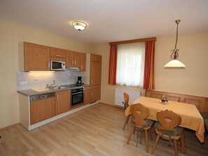 Kylskåp, mikrovågsugn, ugn och diskmaskin