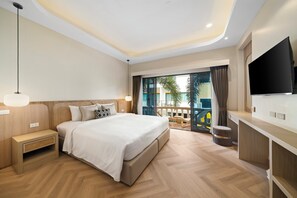 Habitación Deluxe, 1 cama King size, balcón, vista a la alberca | 1 habitación, caja de seguridad en la habitación y escritorio