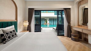 Ein Hotelzimmer mit einem großen Bett, einem Holz-Kopfteil, einem Schminktisch mit Spiegel und Blick auf einen Swimmingpool.