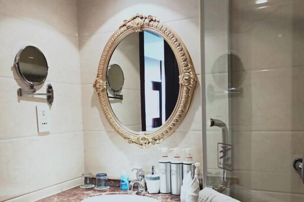 Douche, articles de toilette gratuits, chaussons, serviettes fournies