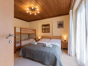 8 bedrooms, iron/ironing board, WiFi