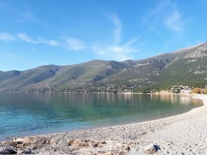 Chaises longues, serviettes de plage