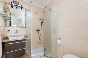 Een douche, een haardroger, handdoeken